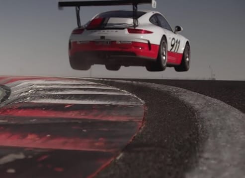 Vezetés közben kapott sms-t Mark Webber, ez lett a vége – videó