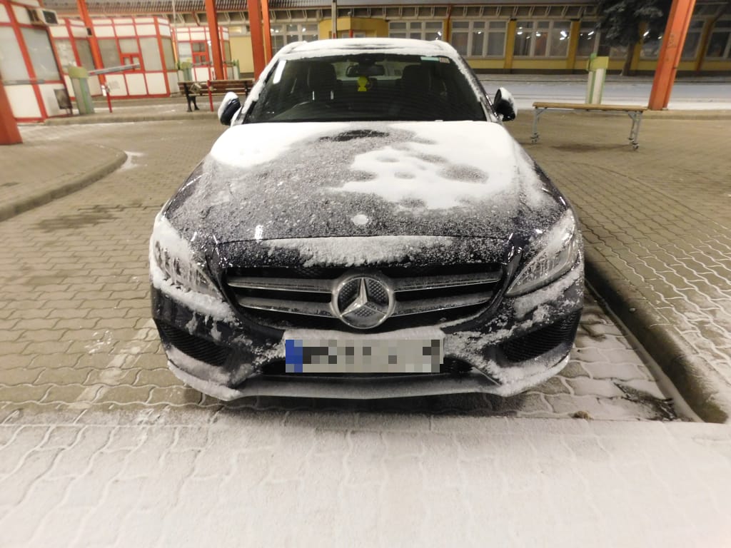 Fotók: hiába takarta hó, a rendőrök kiszúrták a 10 milliós Mercedest
