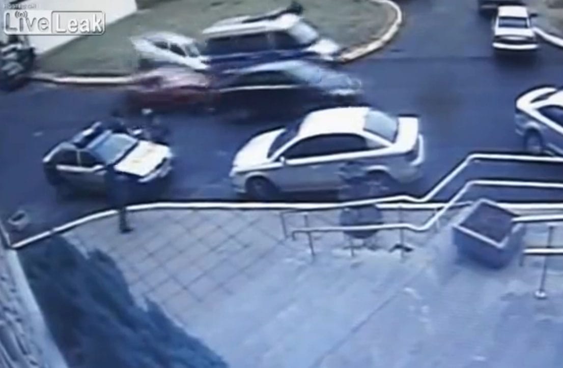 Rendőrségi épület előtt zúzott egy belőtt sofőr – videó