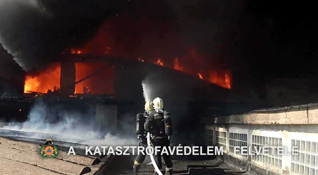 Videó: Pokoli látványt nyújt a lángoló lőrinci raktárépület