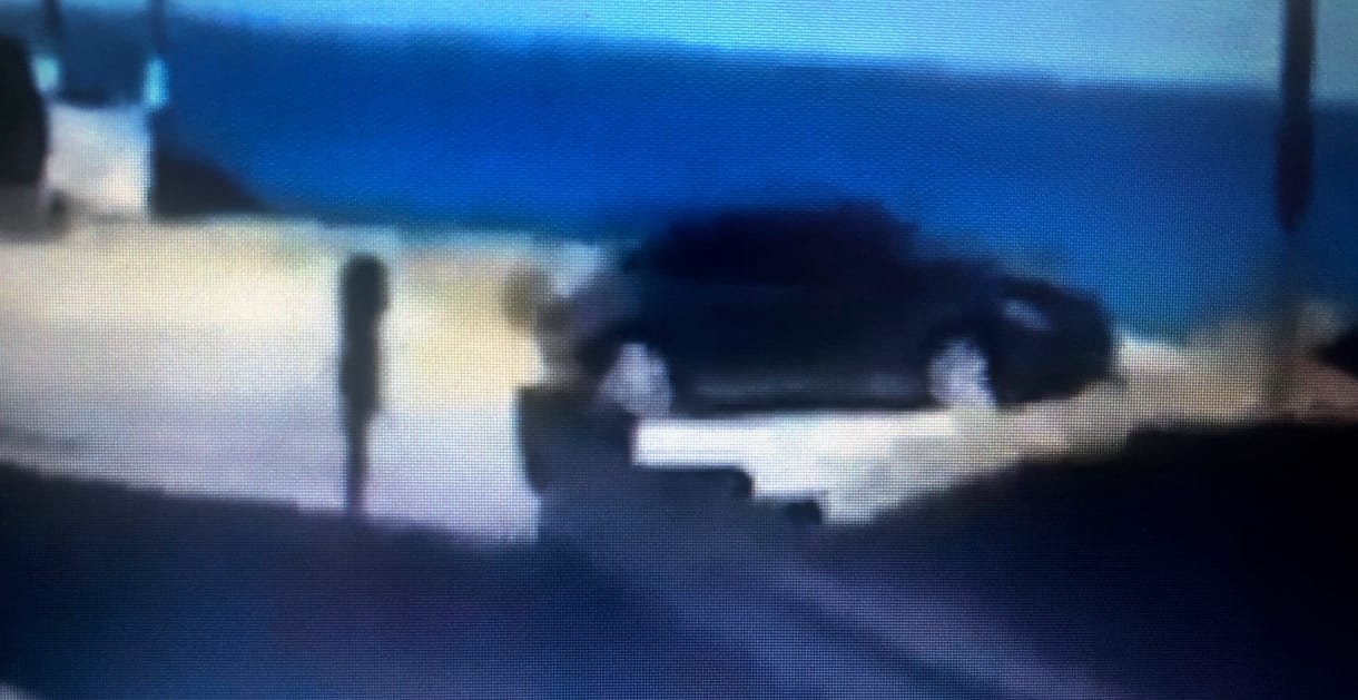 Videón, amint egy terepjáró a szakadékba hajt Kaliforniában
