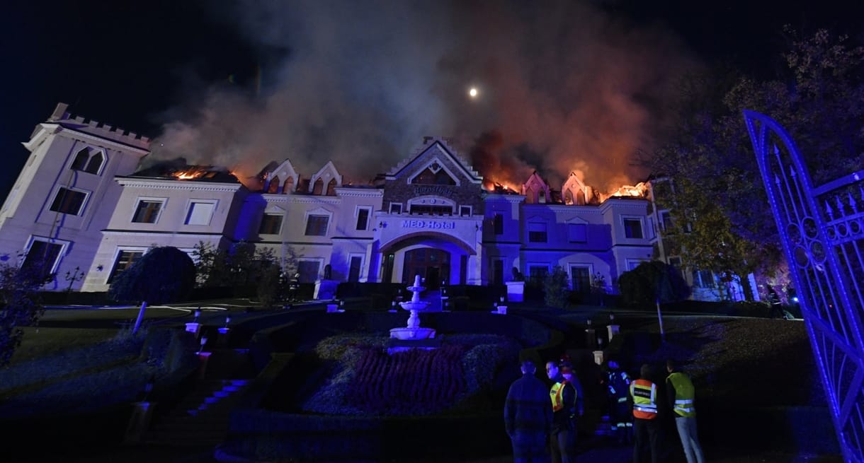 Eloltották a Borostyán Med Hotelt, nagy értékű orvosi felszereléseket mentettek ki az épületből
