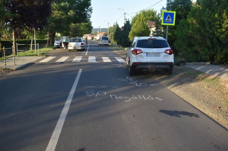 Három gyereket ütött el a zebrán egy sofőr, mikor kikerülte az autót, ami megállt előttük