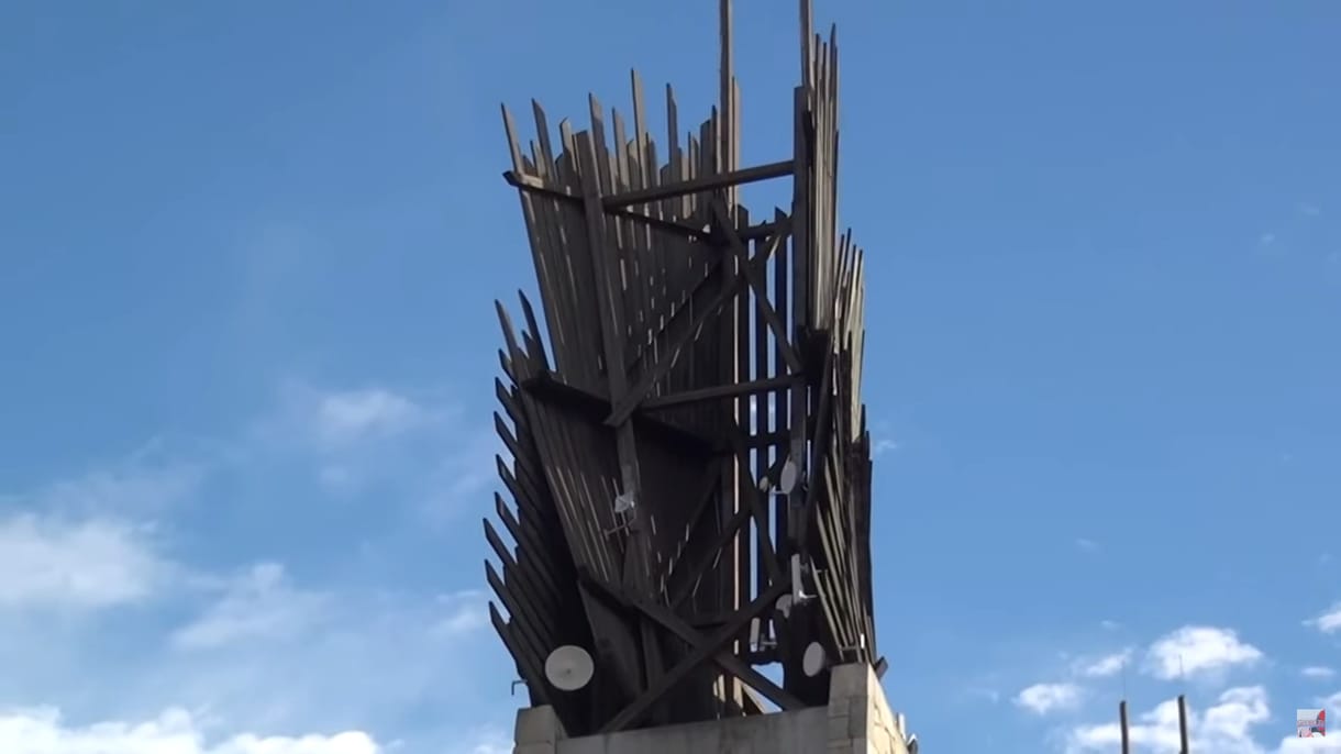 Megrongálta a szerencsi városkaput a viharos szél – videóval