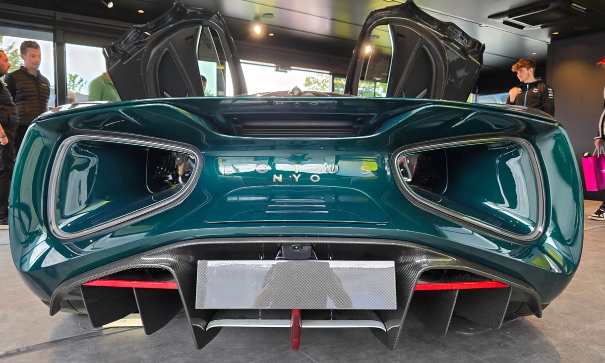 Mit kaphatunk 1 milliárd forintért? Bepattantunk a 2000+ lóerős új Lotus hiperautóba