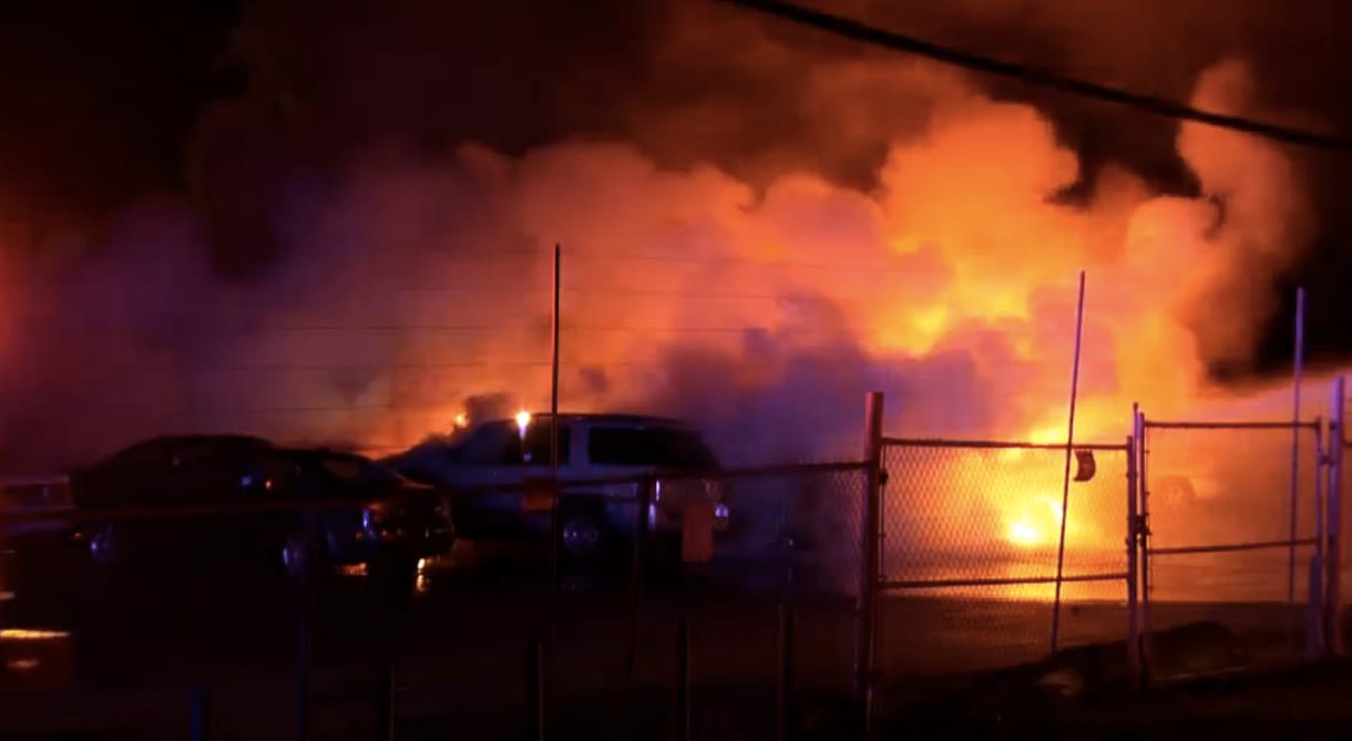 Kigyulladt egy autó, aztán 9 másik is belobbant, mert a tűzoltók nem fértek oda – videó