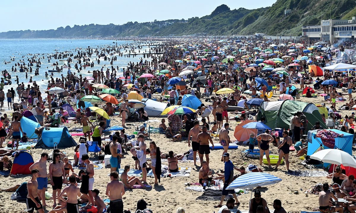 Egy kis világvége a brit strandokon: ezrek szabadultak ki a partokra a karantén után