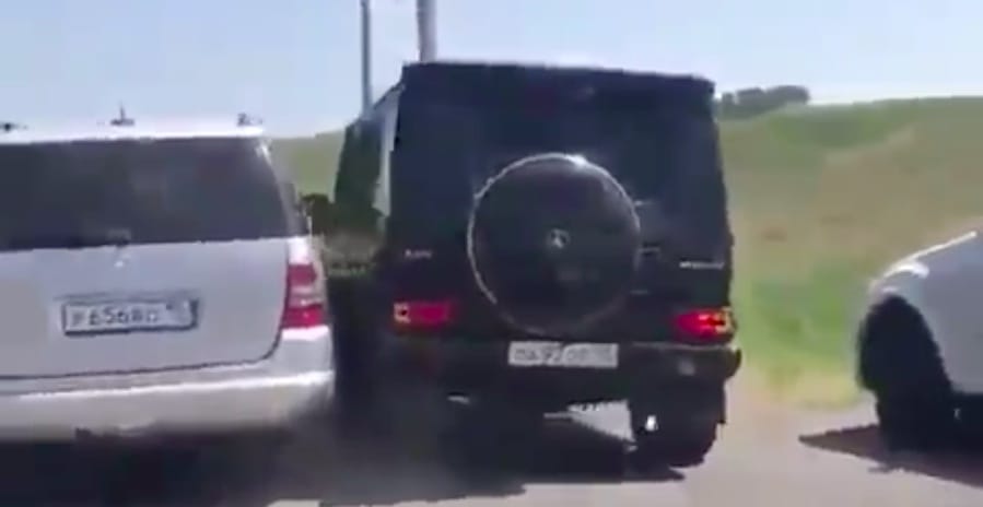Ilyen az, amikor két mercedeses esik egymásnak az úton – videó