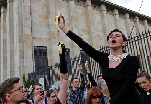 Banánevő tüntetők tiltakoztak a varsói Nemzeti Múzeumnál