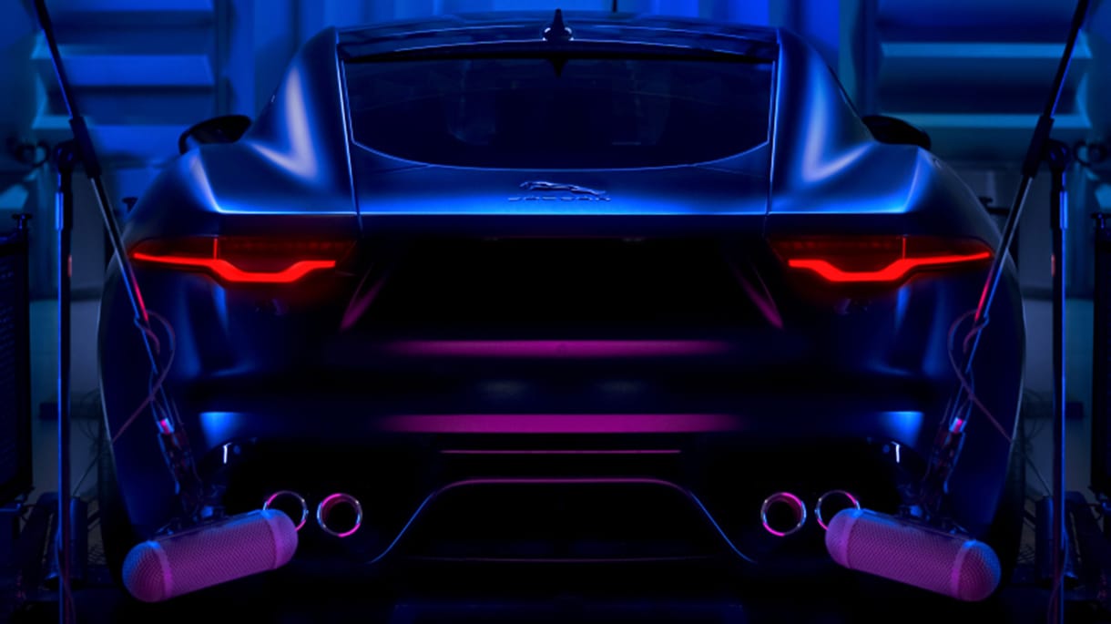Múzeumba kerül a Jaguar V8-as motorhangja