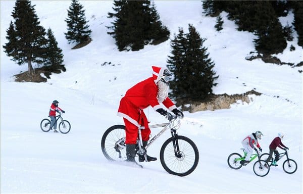 Fotó: havon bicikliző mikulás a svájci Alpokban