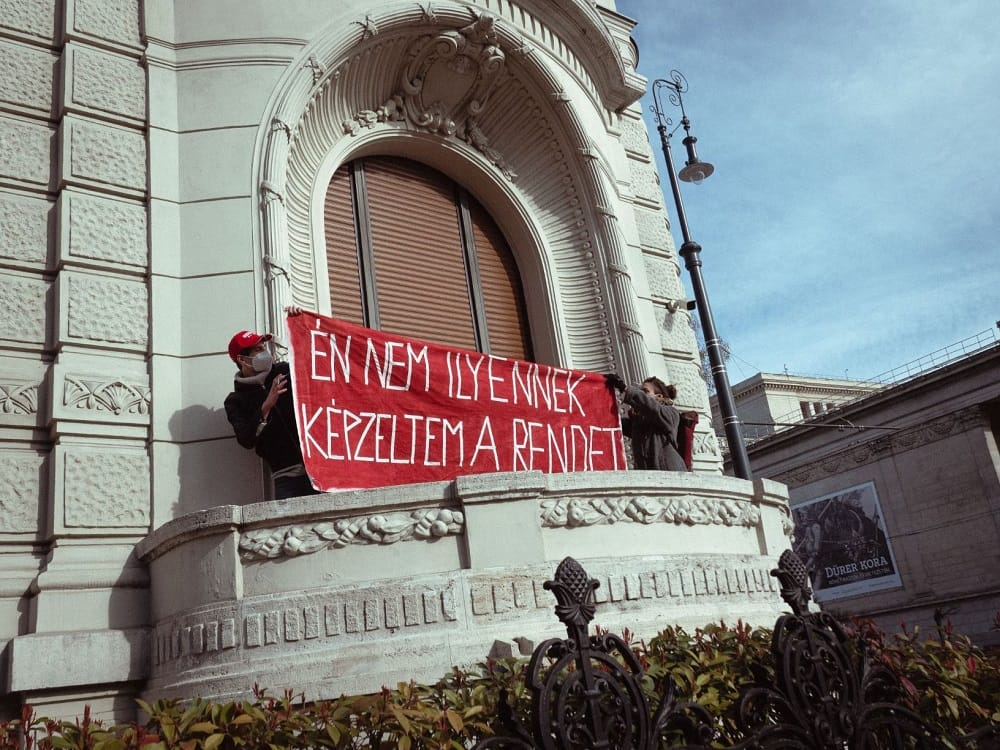 Aktivisták másztak be a Fidesz-székház erkélyére