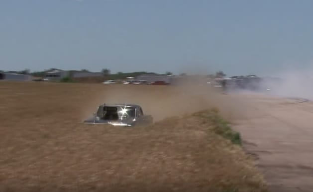 Mint kombájn a búzamezőn, úgy aratott ez a kisodródó dragster – videó
