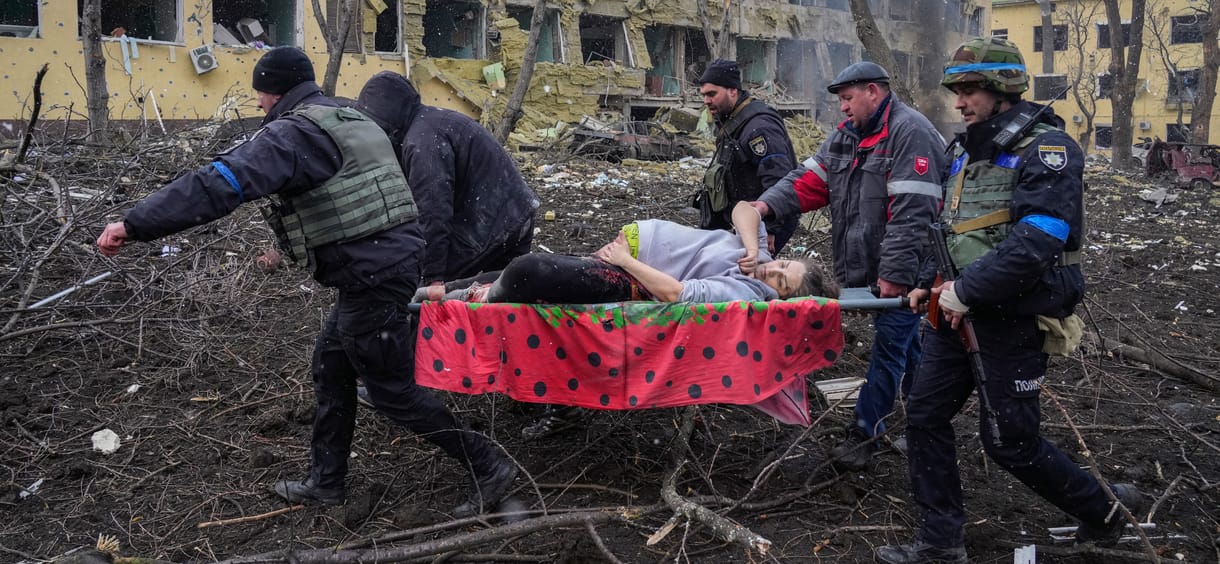 A mariupoli kórháztámadásról készült megrázó kép nyerte a World Press Photo-t – galéria