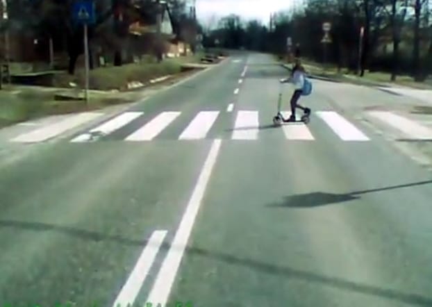 Zebrán átkelő kislány életét mentette meg a 97-es busz sofőre