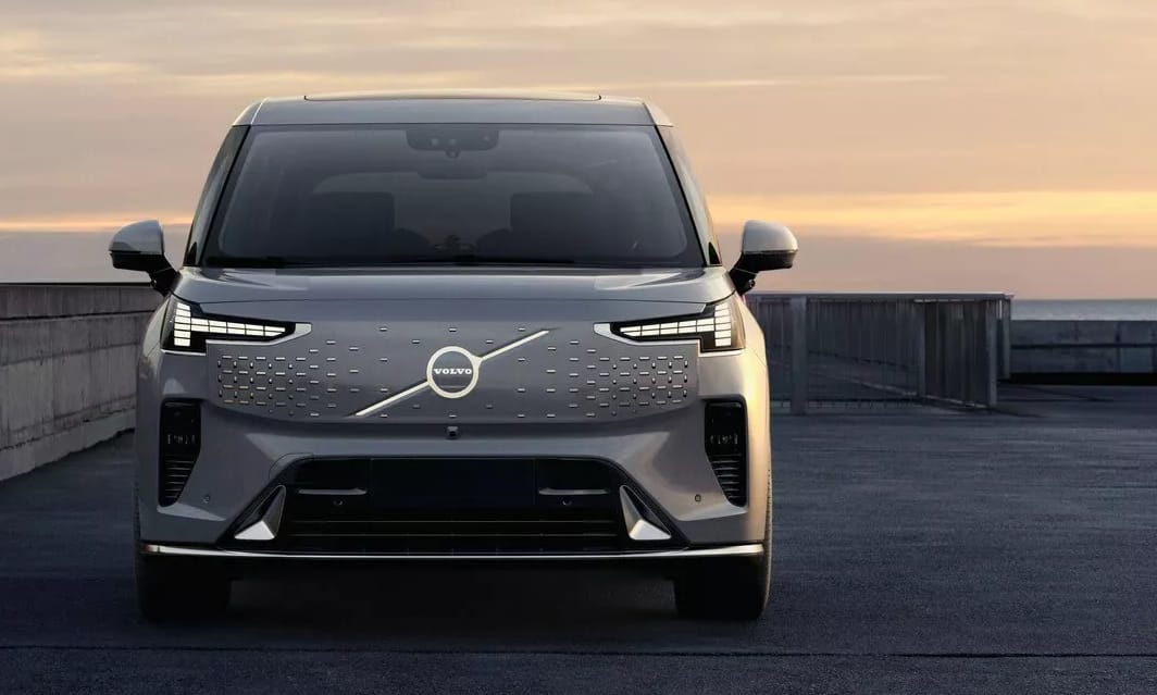 Négykerekű luxusnappali a Volvo hatalmas villanyautója, a vadonatúj EM90