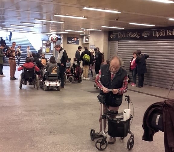 Akadálymentesített metróért tüntettek Budapesten