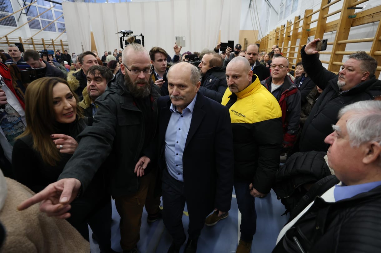 „Ilyen még nem volt ebben a faluban. Nem szeretnék a helyedben lenni!” – videó a botrányba fulladt sóskúti fórumról