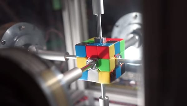 Új világrekord: ön csak pislog egyet, és már kirakták a Rubik-kockát – lassított videóval