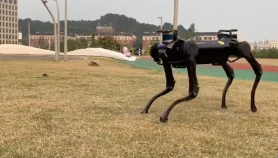 Mesterséges intelligenciával fejlesztik a robotkutyát – videó