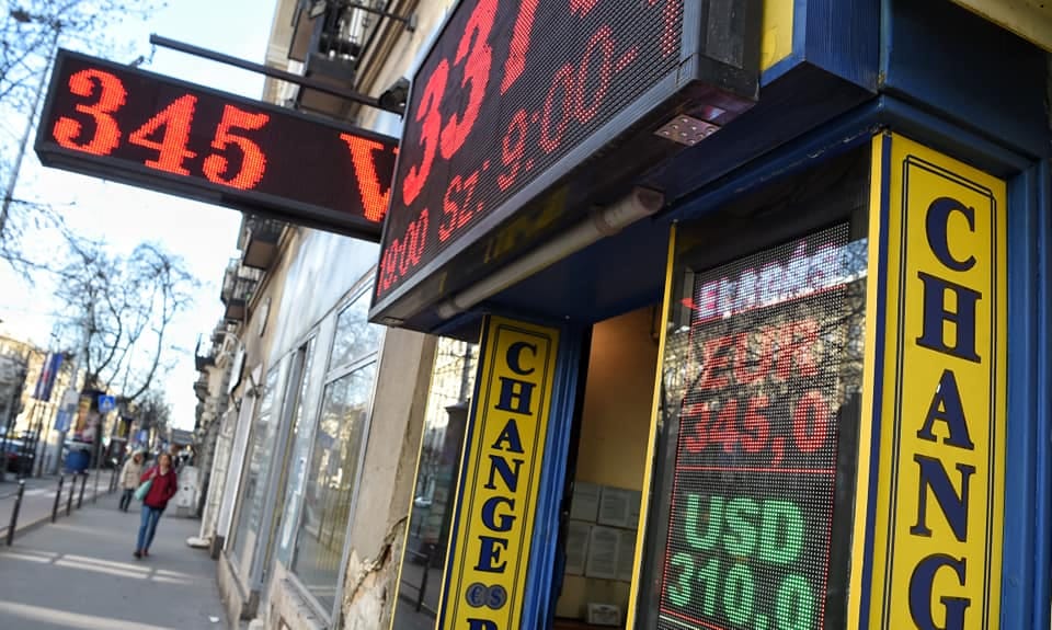 Zuhanórepülésben a forint, hajszálnyira a 365-ös euró
