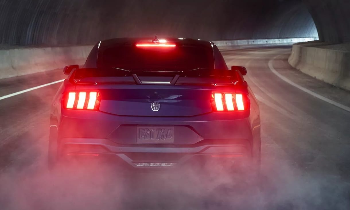 Valaki 135 millió forintot fizetett az első új Ford Mustang Dark Horse-ért