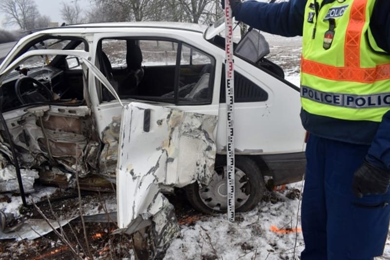 Csúnya balesetet okozott egy sofőr, aki lehajolt egy papírzsebkendőért