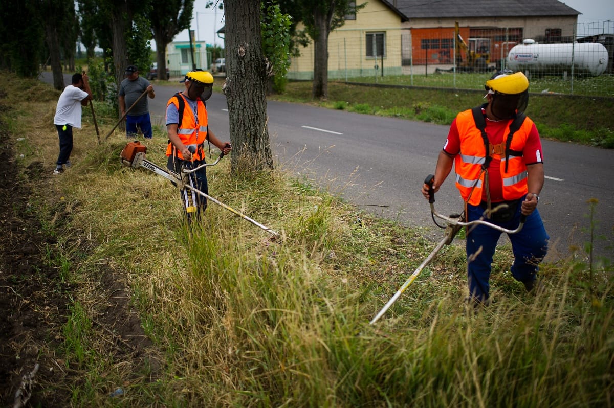 Hiába mennének most többen közmunkára, 40 milliárddal kevesebb jut idén a programra