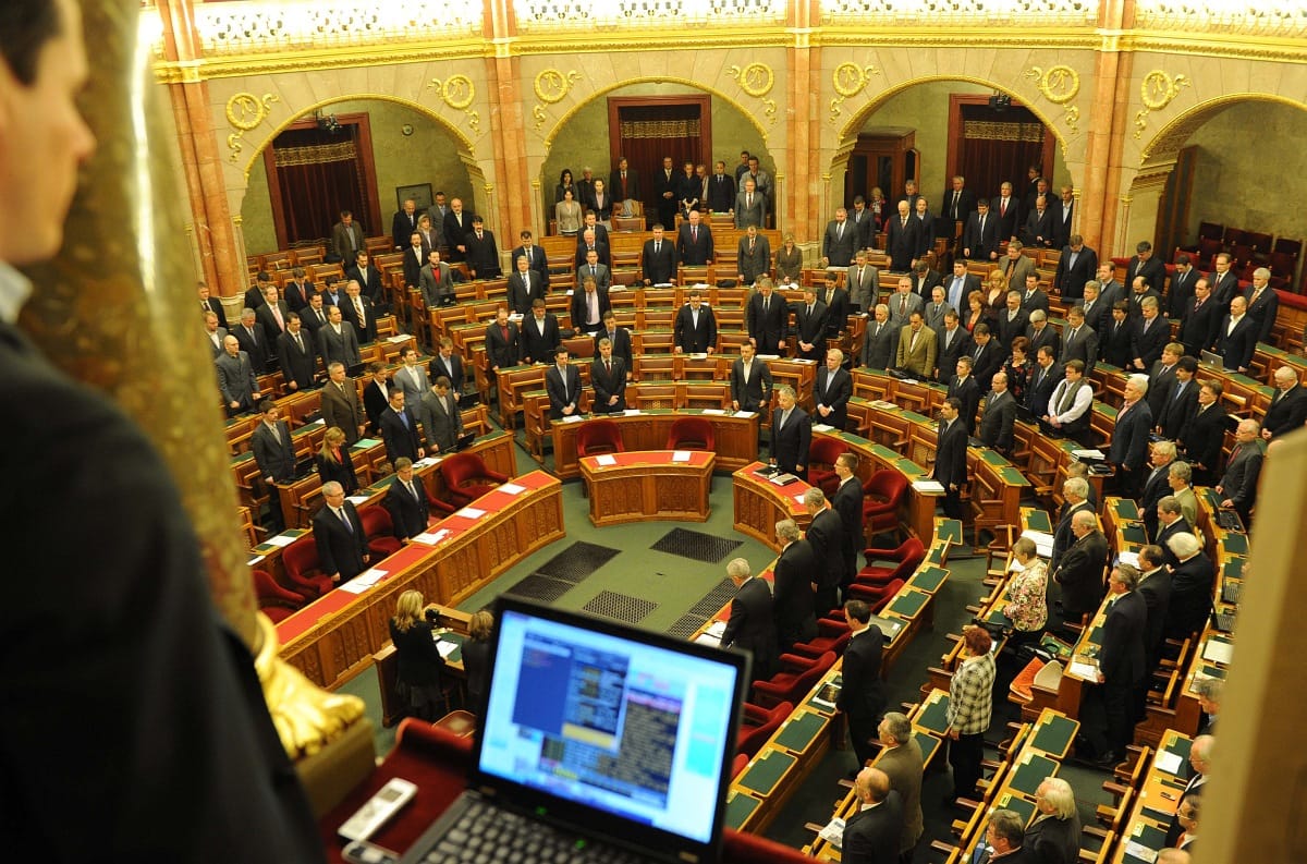 MSZP: vizsgálják ki, miért nem közvetíti a tévé a parlamenti üléseket