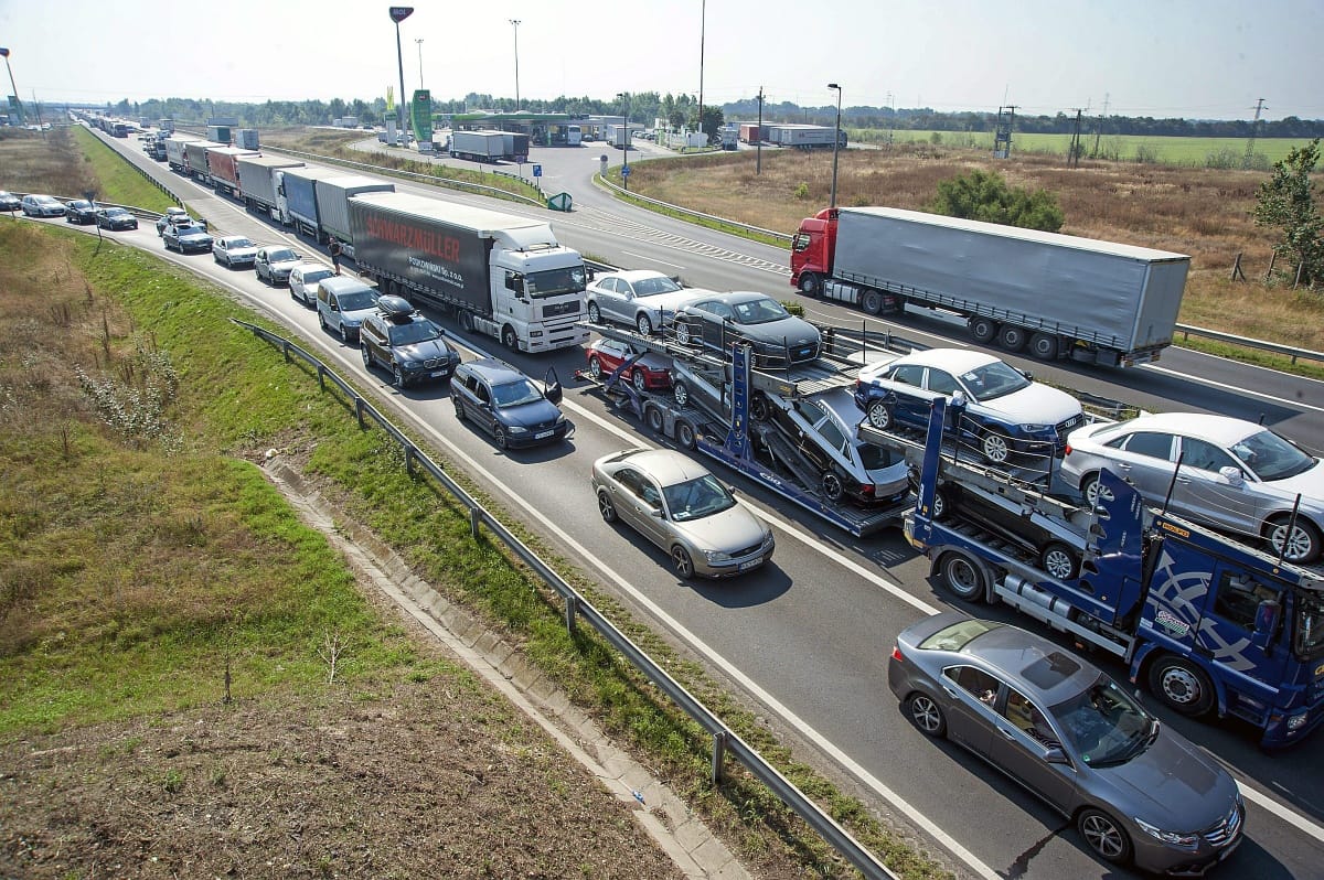 Karambolozó kamionok miatt van nagy dugó az M1-esen Budapest felé