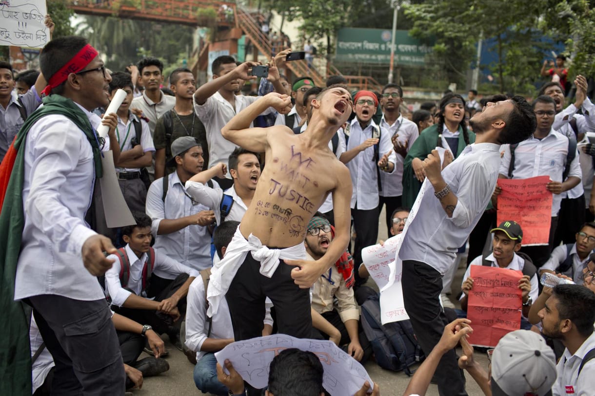 Két diák halála miatt tüntetnek egy hete bangladesi fővárosban