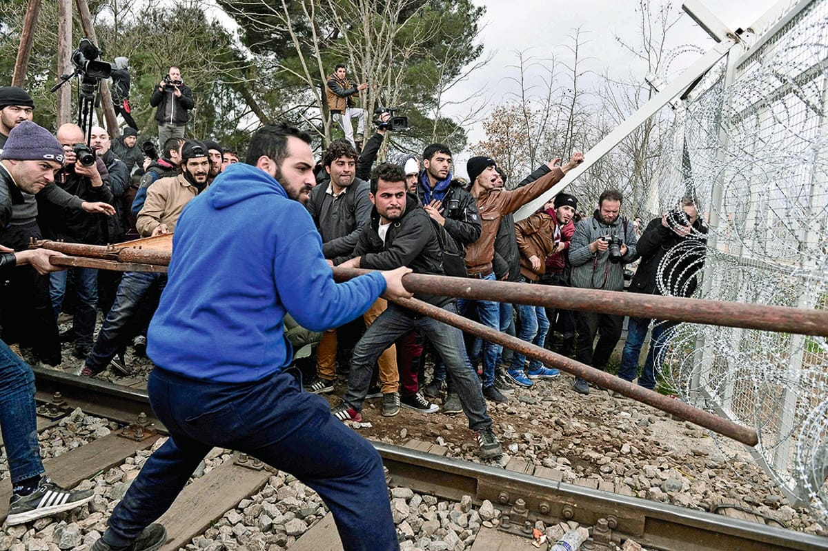 Bakondi: Migránsok közé vegyülő anarchistákról jelentenek a titkosszolgálatok