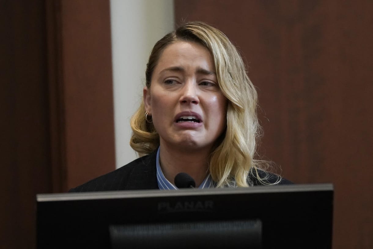 Amber Heard zokogva beszélt a bíróságon arról, hogyan verte őt Johnny Depp