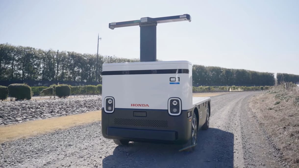 Itt a Honda robot-villanytargoncája, ami akár emberi beavatkozás nélkül is képes közlekedni