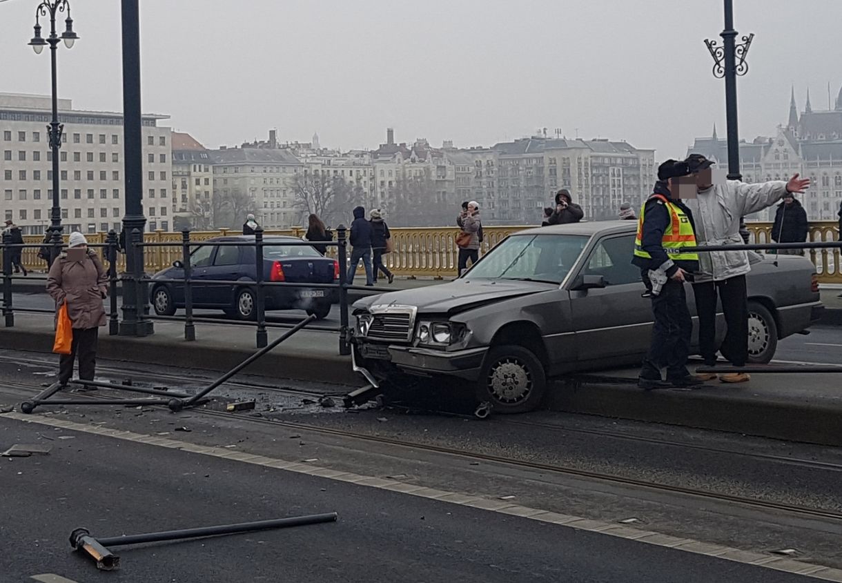 Nem jár a 4-es, 6-os, mert baleset volt a Margit hídon - mindenki meneküljön a Szent István körútról