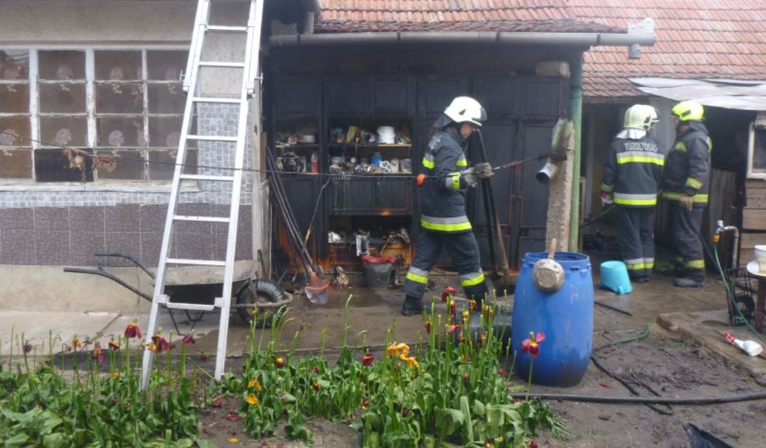 Helikopteres mentés és tűz lett az otthoni gázautó-szerelésből Jászapátiban