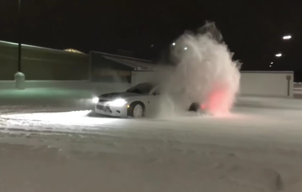Így ficánkol a szügyig érő hóban 707 lóerő – videó