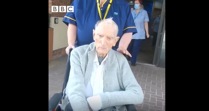 Állva tapsolták a nővérek a koronavírusból meggyógyult 99 éves veteránt – videó
