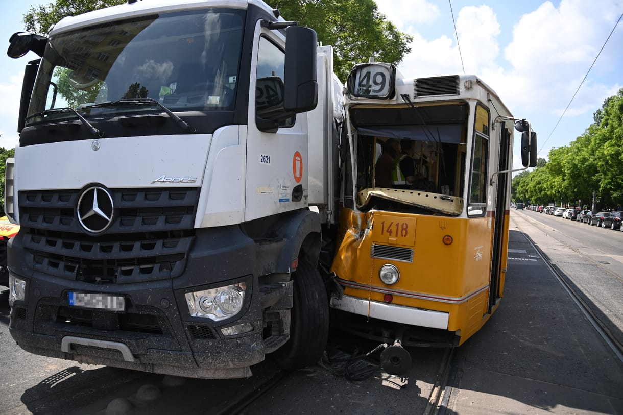 Összecsattant a 49-es villamos egy Mercedes kukásautóval 