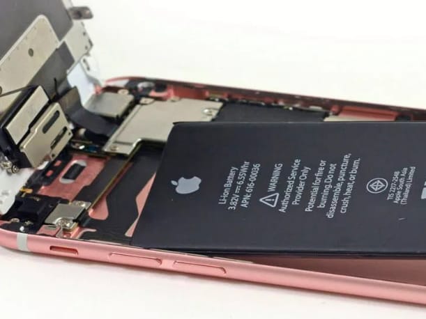 Titkolta az Apple, de kiderült: mekkorák az akkuk az új iPhone-okban?