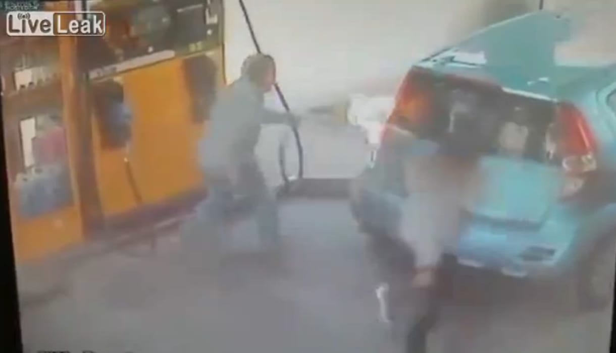 Nem kapott cigit, benzinkúton gyújtott fel egy autót