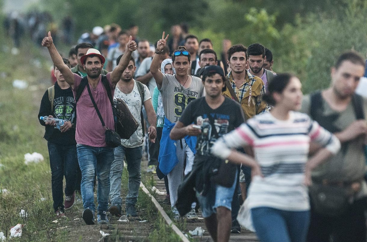 Fotók: tömött sorokban érkeznek a menekültek Röszkénél