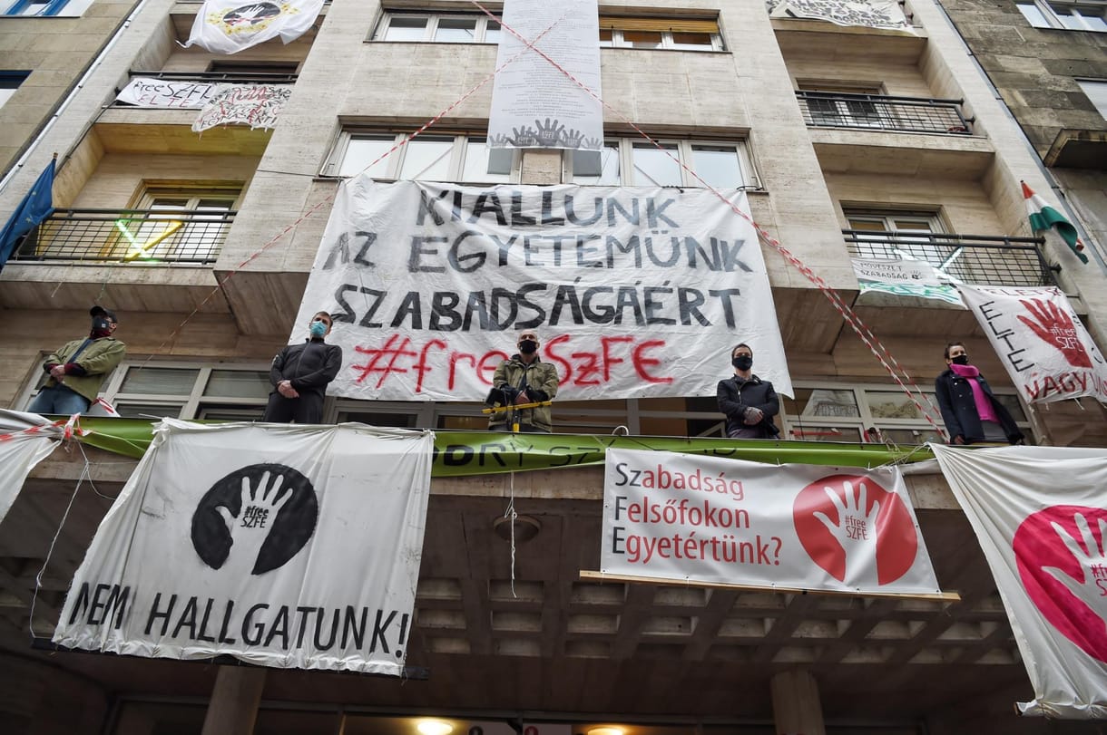 A lövészezredes előtt sem teszi le a fegyvert az SZFE