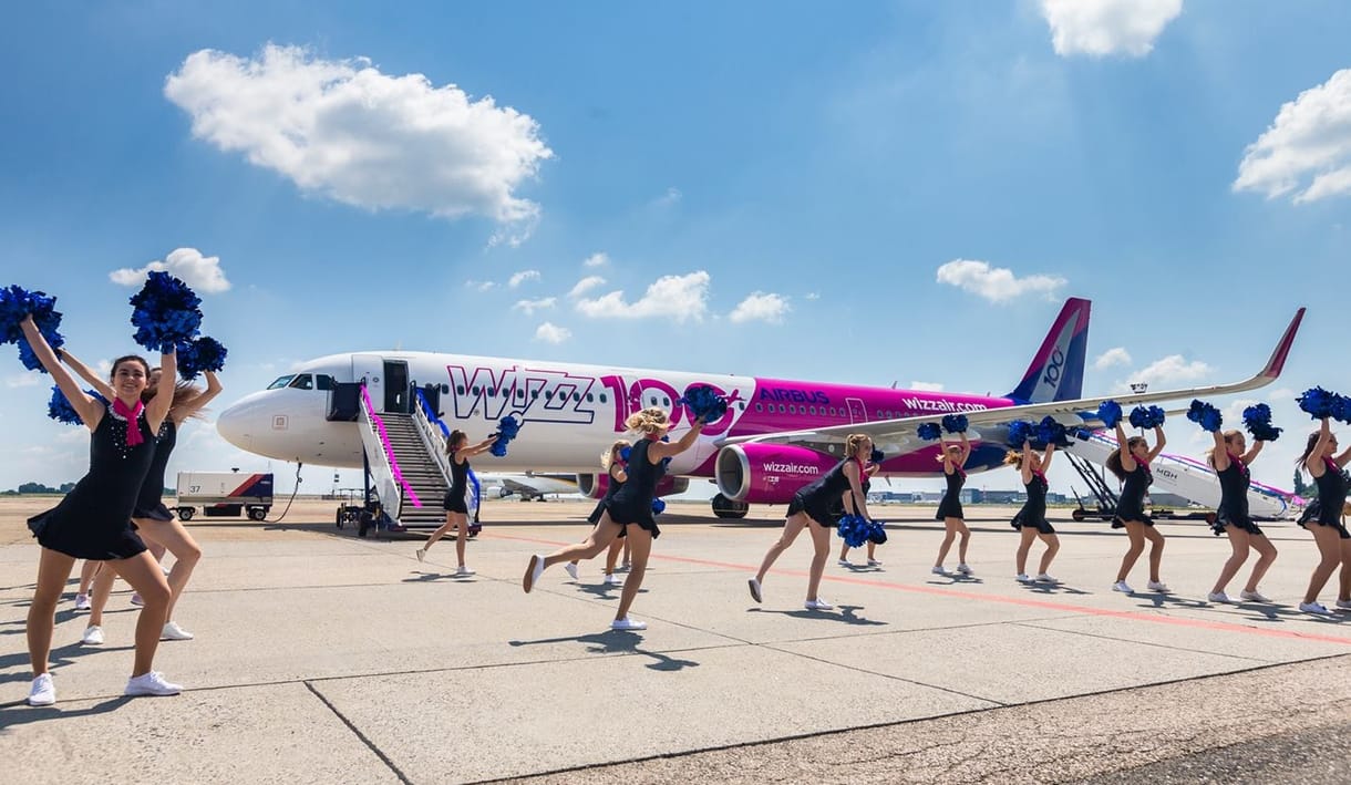 Pomponlányok avatták fel a Wizz Air különleges, 100. gépét – fotók