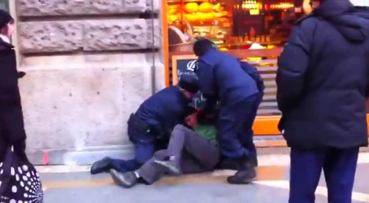Videó: közterületisek tepernek földre egy embert a Ferenciek terén