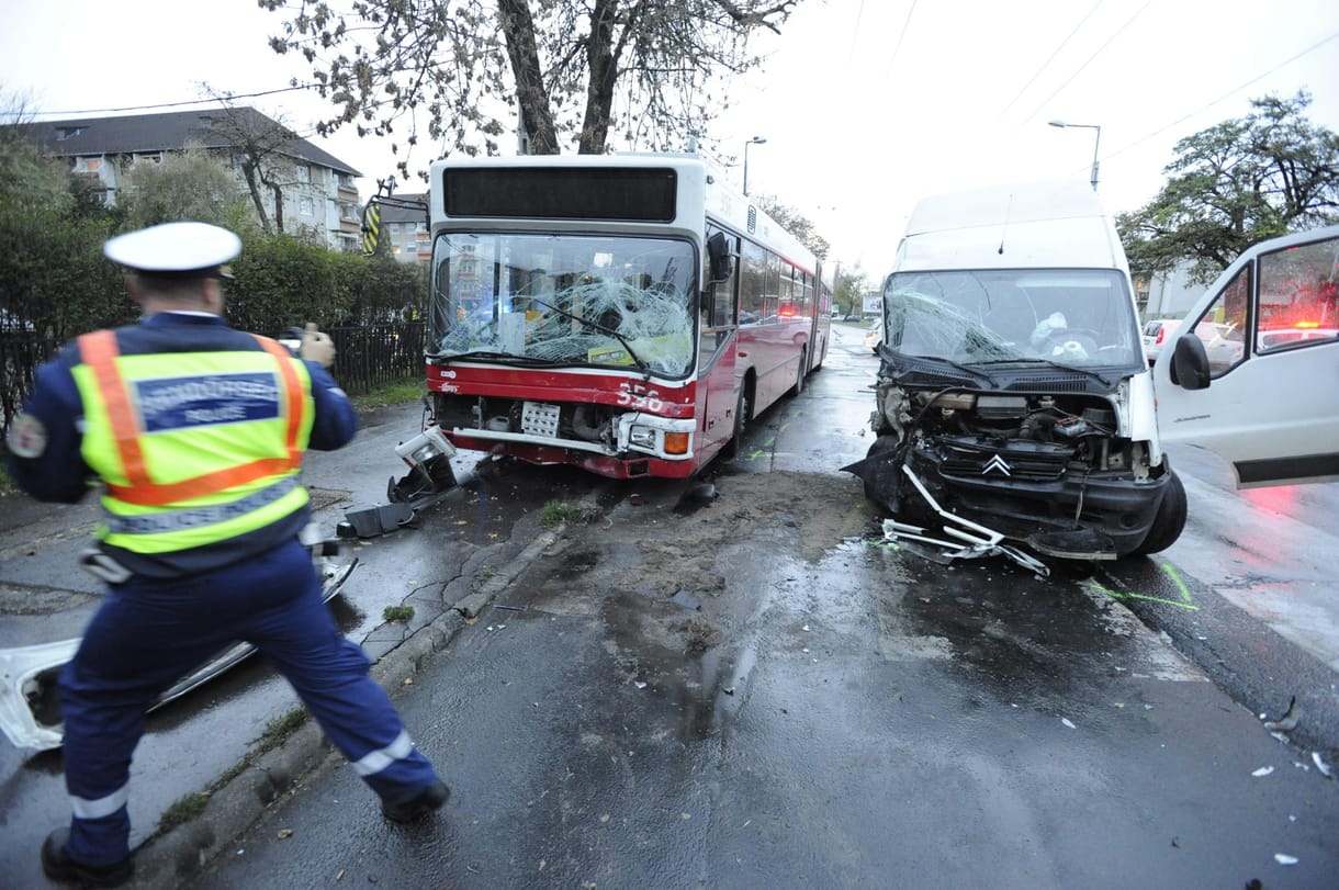 Fotó: ittas furgonvezető rohant bele a troliba
