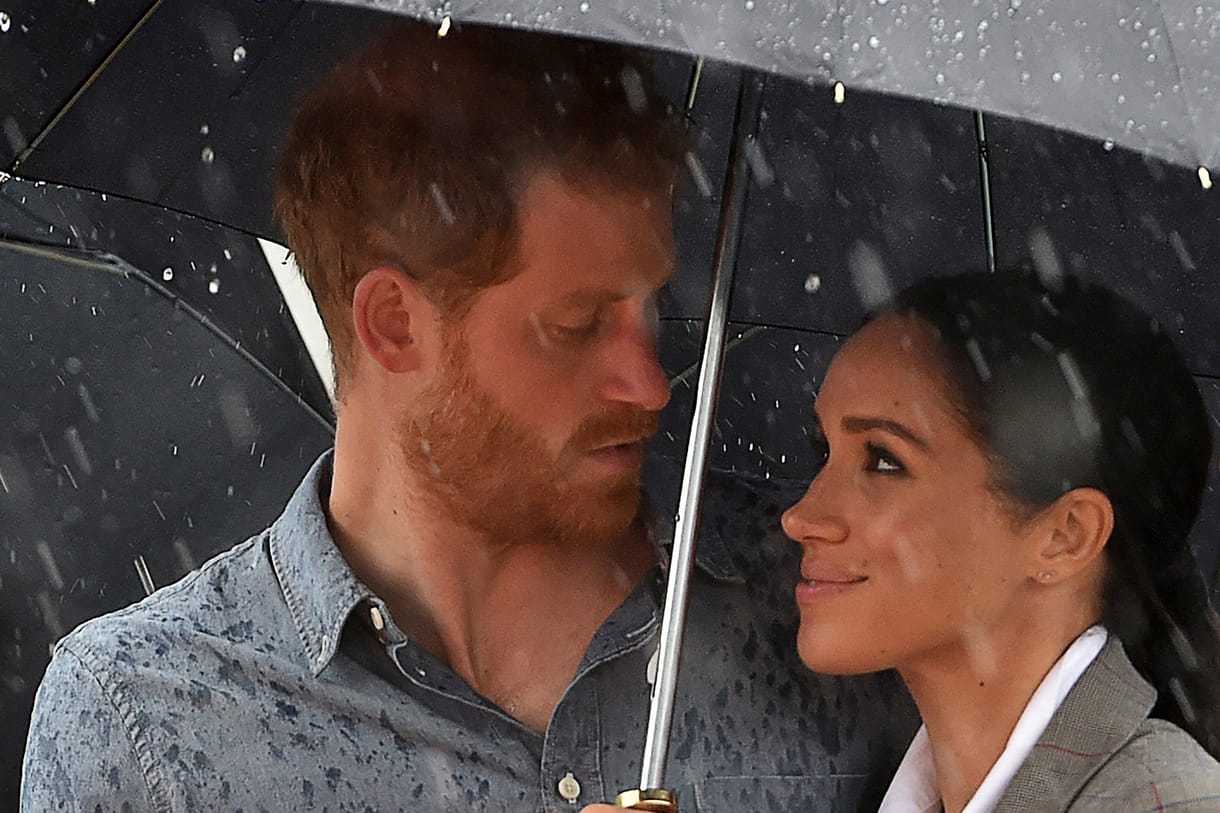 Károly herceg tagadja, hogy ő firtatta volna Meghan és Harry leendő gyerekének bőrszínét