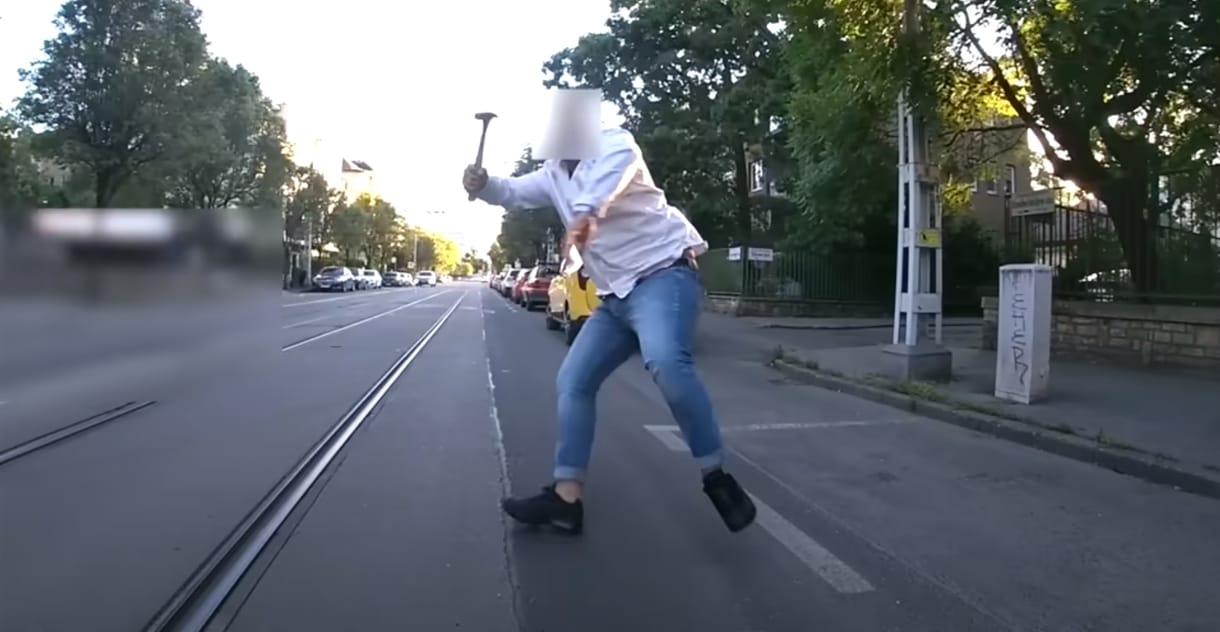 Kalapáccsal a kezében várta be egy taxis a neki beintő biciklist Zuglóban – videó