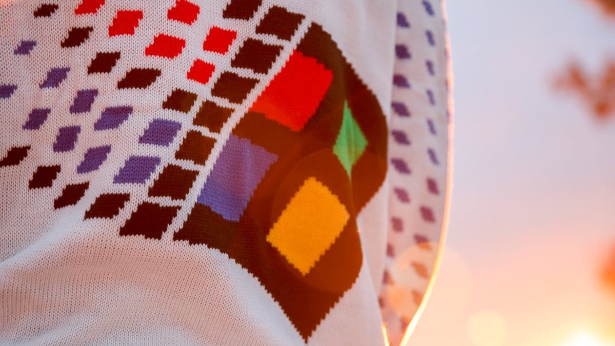 Megjött a Microsoft új terméke: egy hihetetlenül ronda pulóver
