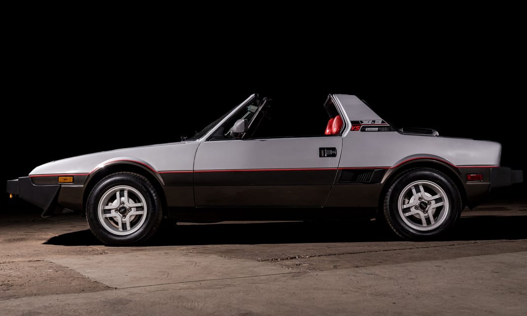 Mint egy mini Ferrari: időutazásra hív ez az eladó apró Fiat sportkocsi